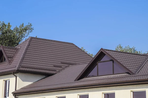 Plastik pencere ve oluklu levha kahverengi bir çatı ile ev — Stok fotoğraf