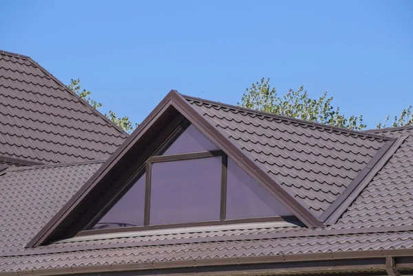 Hus med plastfönster och ett brunt tak av korrugerad plåt — Stockfoto