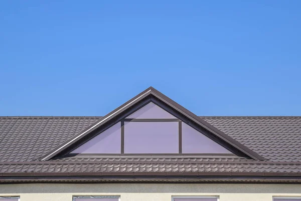 Casa con ventanas de plástico y un techo marrón de chapa corrugada — Foto de Stock