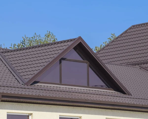 Dom z okna plastikowe i brązowy dach z blachy falistej — Zdjęcie stockowe