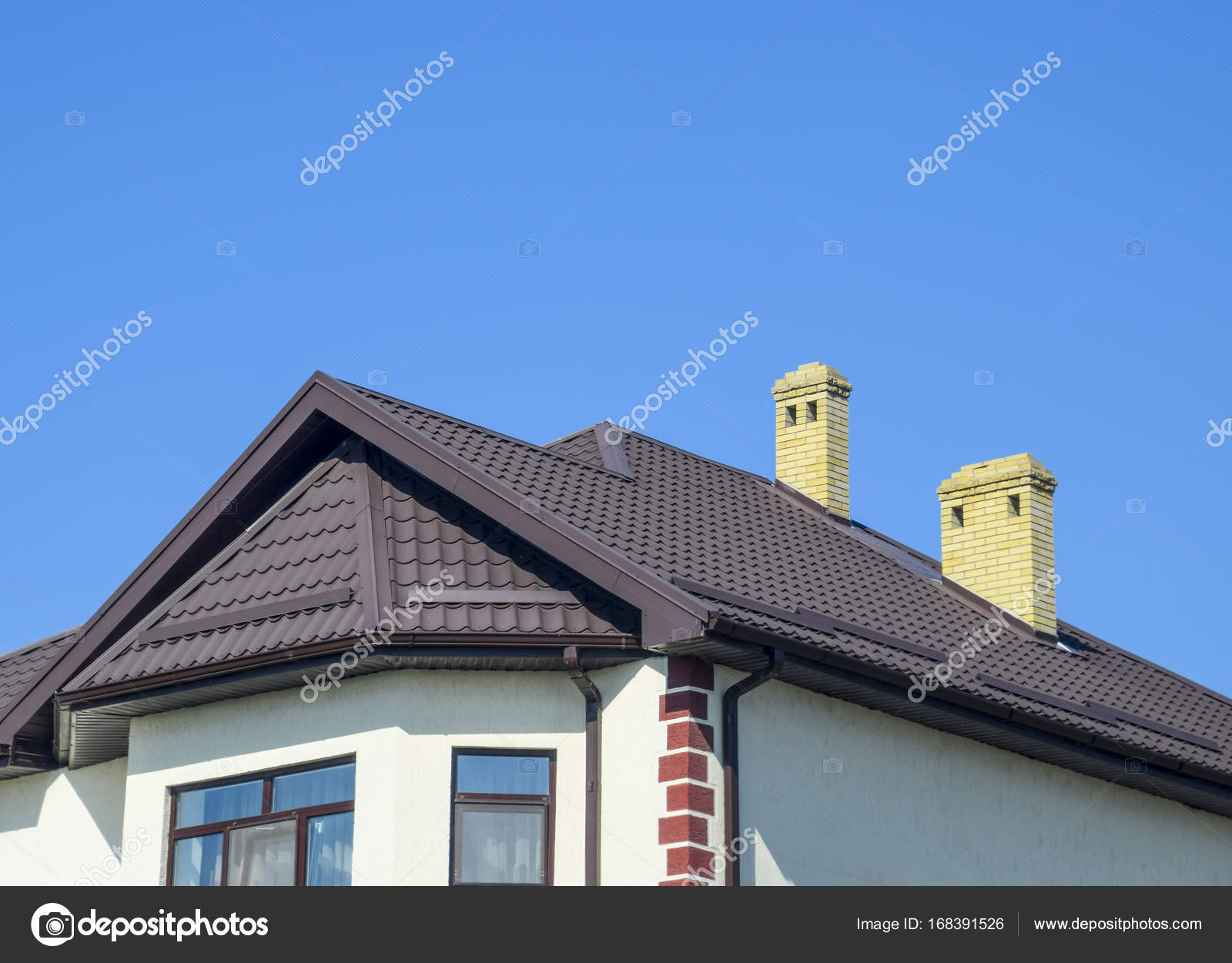 Haus mit Kunststoff-Fenster und Dach aus Wellblech. Überdachung des ... Haus mit Kunststoff-Fenster und Dach aus Wellblech. Überdachung des ...