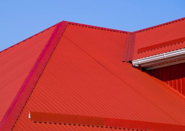 Kırmızı oluklu çatı