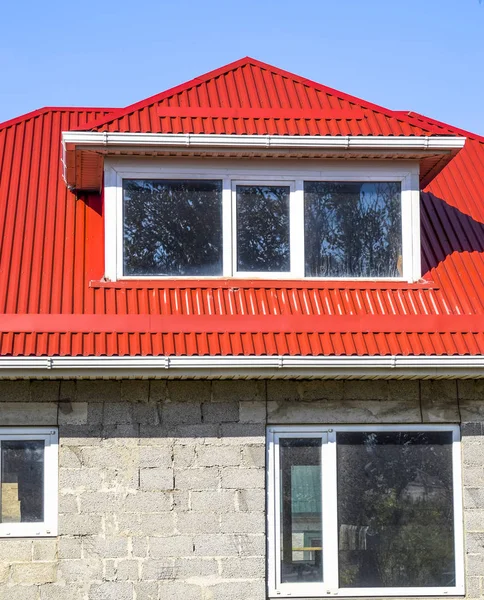 軽量コンクリート ブロックの家。プラスチック製の窓と波板の赤い屋根の家 — ストック写真