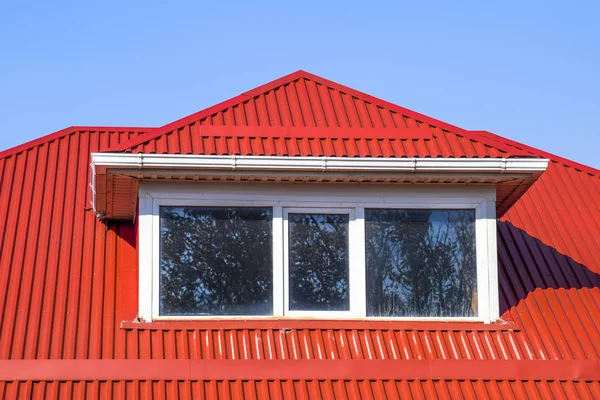 Maison avec fenêtres en plastique et un toit rouge en tôle ondulée — Photo