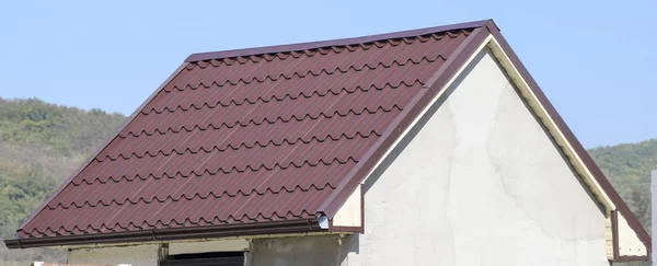 Крыша из гофрированного листа. Коричневая крыша из гофрированного металла . — стоковое фото