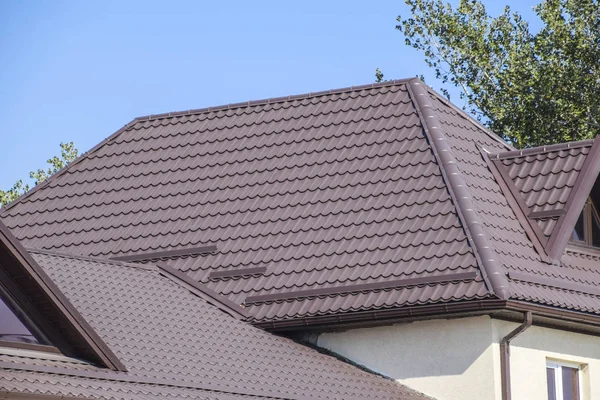Il tetto di lamiera ondulata. tetto profilo in metallo ondulato marrone . — Foto Stock