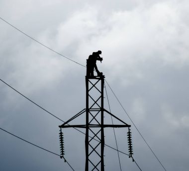 Derleme ve kurulum bir güç hattı yeni destek