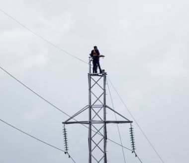 Derleme ve kurulum bir güç hattı yeni destek
