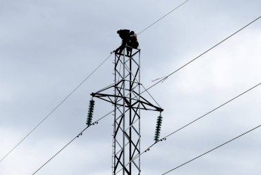 Derleme ve kurulum bir güç hattı yeni destek