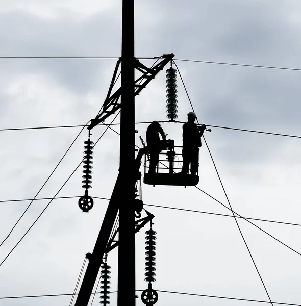 Montage und Montage einer neuen Stromleitung — Stockfoto