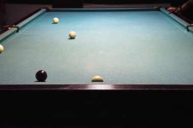 Bilardo, bilardo masası. Toplar bilardo masasında.