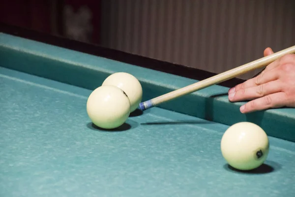 Billar, mesa de billar. Apuntando a la señal en la bola para el proxeneta —  Fotos de Stock