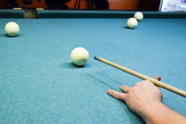 Bilardo, Bilardo masası. İsteka topu küçük şeytan için hedefleme