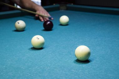 Bilardo, Bilardo masası. İsteka topu küçük şeytan için hedefleme