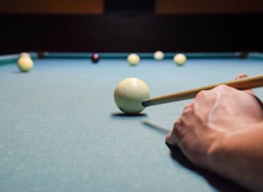 Bilardo, Bilardo masası. İsteka topu küçük şeytan için hedefleme