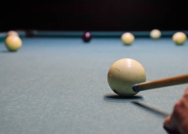 Bilardo, Bilardo masası. İsteka topu küçük şeytan için hedefleme