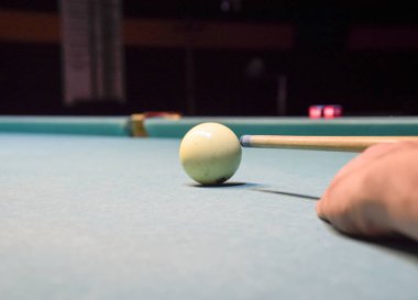 Bilardo, Bilardo masası. İsteka topu küçük şeytan için hedefleme
