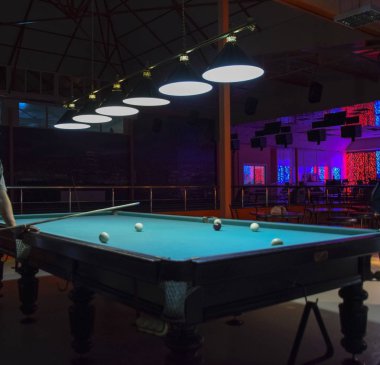 Rus Bilardo. Bir gece kulübünde bilardo oynarken.