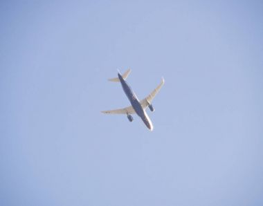 Arazi için havaalanına yolcu uçağı düşük irtifada gökyüzünde uçar.