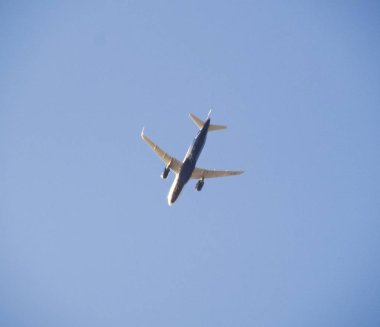 Arazi için havaalanına yolcu uçağı düşük irtifada gökyüzünde uçar.