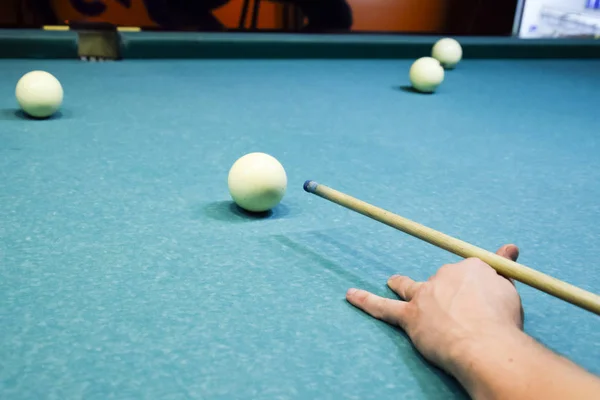 Billar, mesa de billar. Apuntando a la señal en la bola para el proxeneta —  Fotos de Stock