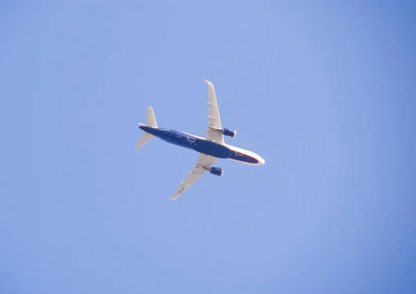 Aviones de pasajeros en el cielo a baja altitud vuelan al aeropuerto para aterrizar . — Foto de Stock