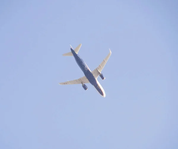 Aviones de pasajeros en el cielo a baja altitud vuelan al aeropuerto para aterrizar . — Foto de Stock