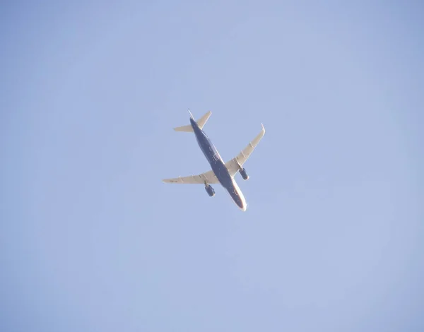 Arazi için havaalanına yolcu uçağı düşük irtifada gökyüzünde uçar. — Stok fotoğraf