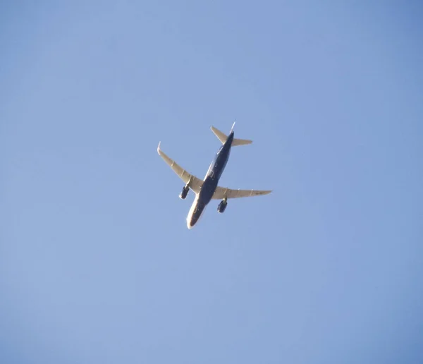 Utasszállító repülőgép az égen, kis magasságban repül a repülőtértől a földhöz. — Stock Fotó