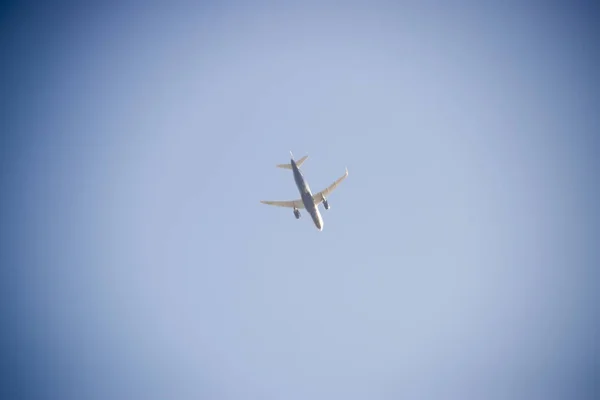 Utasszállító repülőgép az égen, kis magasságban repül a repülőtértől a földhöz. — Stock Fotó