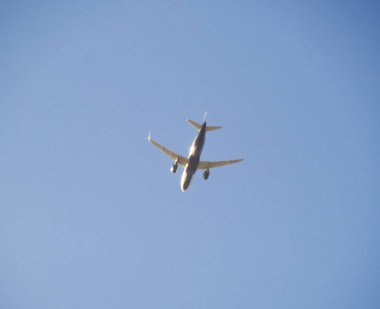 Arazi için havaalanına yolcu uçağı düşük irtifada gökyüzünde uçar.