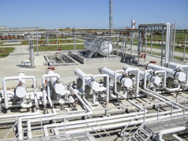 Isı değiştiriciler bir arıtma tesisi içinde. Petrol arıtma için donatım