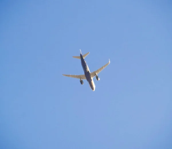 Aviones de pasajeros en el cielo a baja altitud vuelan al aeropuerto para aterrizar . — Foto de Stock