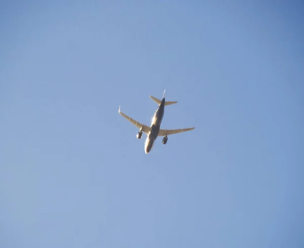 Aviones de pasajeros en el cielo a baja altitud vuelan al aeropuerto para aterrizar . — Foto de Stock