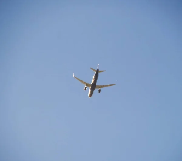 Arazi için havaalanına yolcu uçağı düşük irtifada gökyüzünde uçar. — Stok fotoğraf