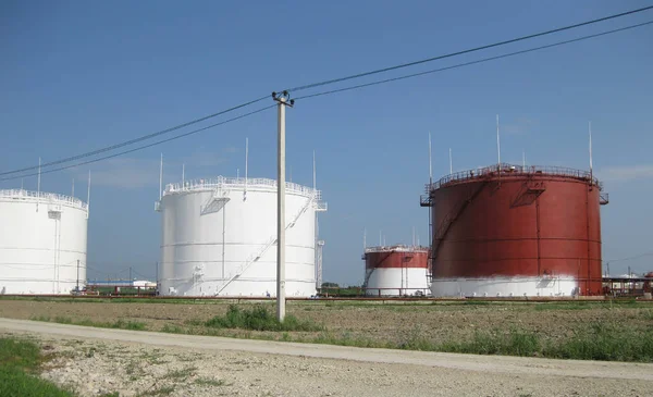 Tanques de almacenamiento de productos petrolíferos — Foto de Stock