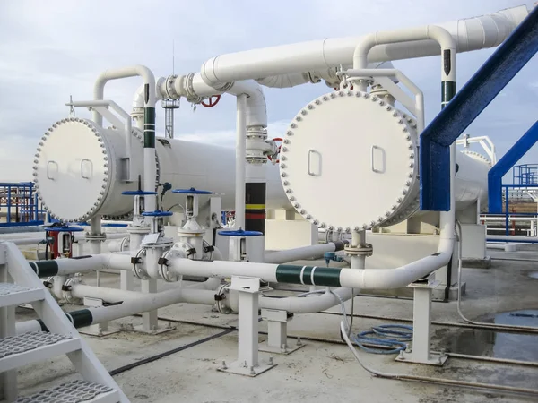 Trocadores de calor numa refinaria. O equipamento para refino de petróleo — Fotografia de Stock