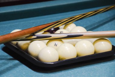 Bilardo, Bilardo masası, topları ve sufle. Topları içinde belgili tanımlık tepsi ve 