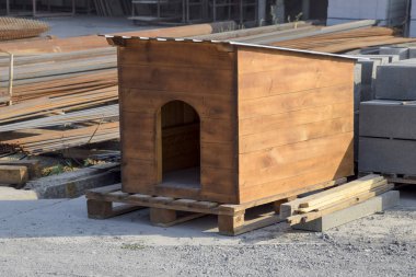 fabrikada yapılmış kulübe. Ev için a köpek.