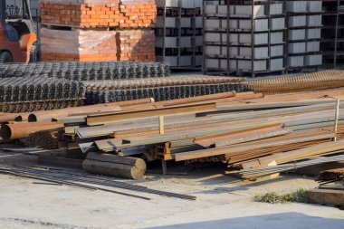 Bankası İnşaat için çeşitli malzemeleri ile inşa. Metal borular, köşeler ve kanallar, kafesler. Beton inşaat ve tuğla.