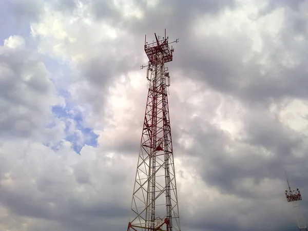 Wieży komórkowej. Wieża telekomunikacyjna. Komunikat wieży przeciwko niebo z chmurami. — Zdjęcie stockowe