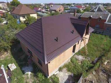 Yeni bir metal çatı ev. Oluklu levha çatı. Çatı metal profil dalgalı şeklinin