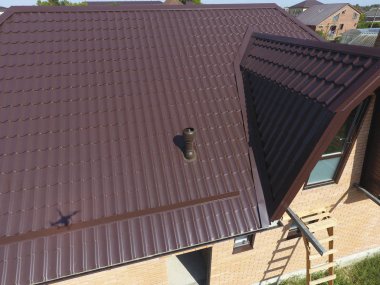 Evin çatısı bir görünüm yukarıdan. Oluklu levha çatı. Çatı metal profil dalgalı şeklinin