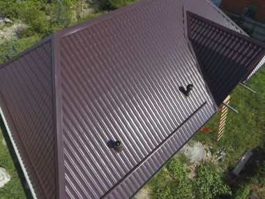 Evin çatısı bir görünüm yukarıdan. Oluklu levha çatı. Çatı metal profil dalgalı şeklinin