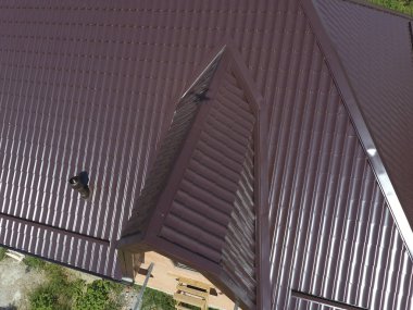 Evin çatısı bir görünüm yukarıdan. Oluklu levha çatı. Çatı metal profil dalgalı şeklinin