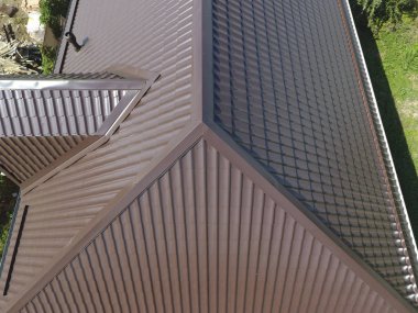 Evin çatısı bir görünüm yukarıdan. Oluklu levha çatı. Çatı metal profil dalgalı şeklinin