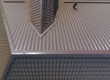 Evin çatısı bir görünüm yukarıdan. Oluklu levha çatı. Çatı metal profil dalgalı şeklinin