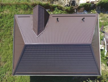Evin çatısı bir görünüm yukarıdan. Oluklu levha çatı. Çatı metal profil dalgalı şeklinin