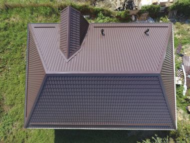 Evin çatısı bir görünüm yukarıdan. Oluklu levha çatı. Çatı metal profil dalgalı şeklinin