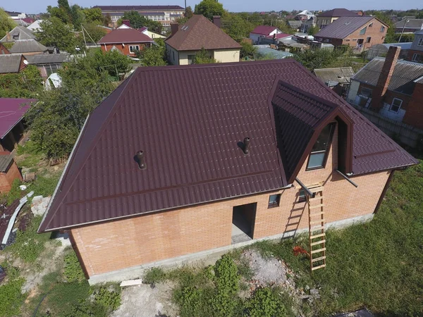 Blick von oben auf das Dach des Hauses. das Dach aus Wellblech. Überdachung des Metallprofils wellenförmig — Stockfoto